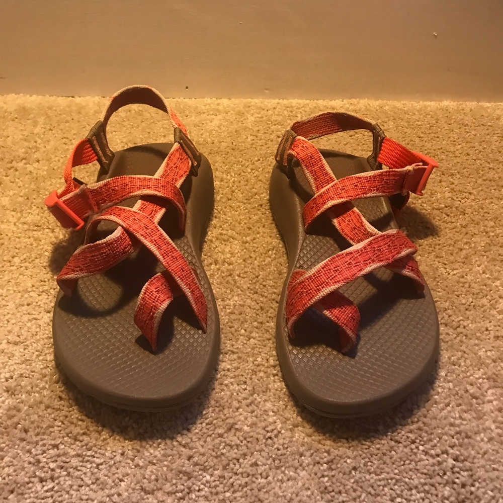 Chaco size 7 Women swell peach with toe
